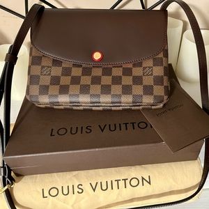 💯 Authentic Louis Vuitton Twice leather crossbody bag. EXCELLENT condition.